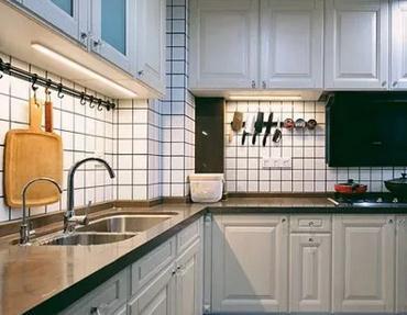 廚房裝修必讀 櫥柜臺面擋水條的重要性與安裝要點(diǎn)